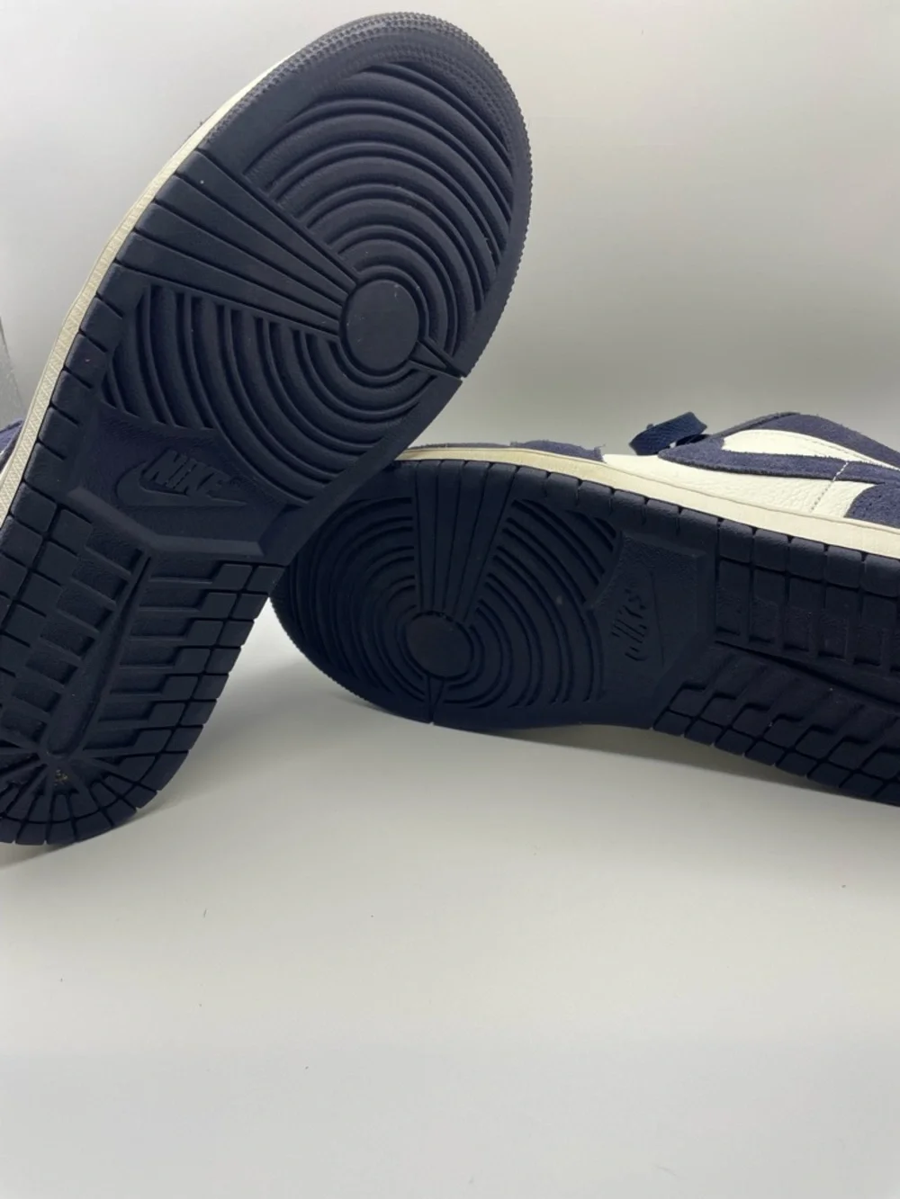 Nike Navy & White‎ Low-Top Sneakers with Yellow Logo